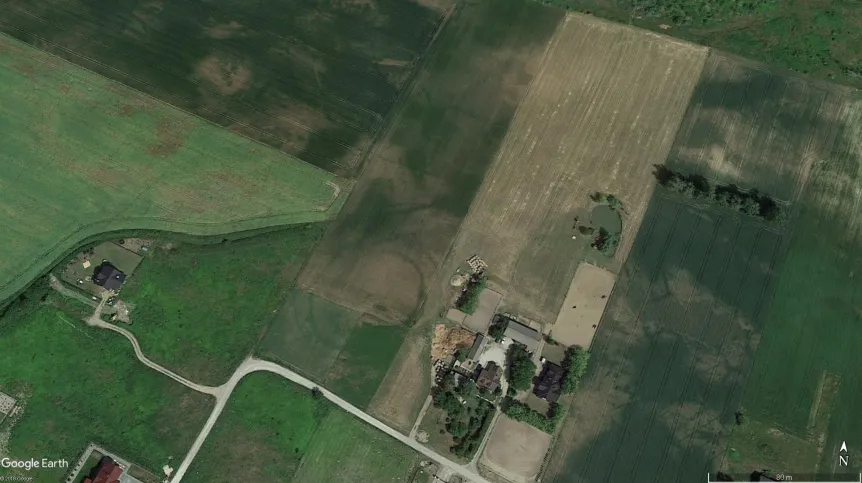 Rondel w m. Łysomice widoczny na ortofotomapie (oprac. M. Sosnowski, źródło Google Earth).