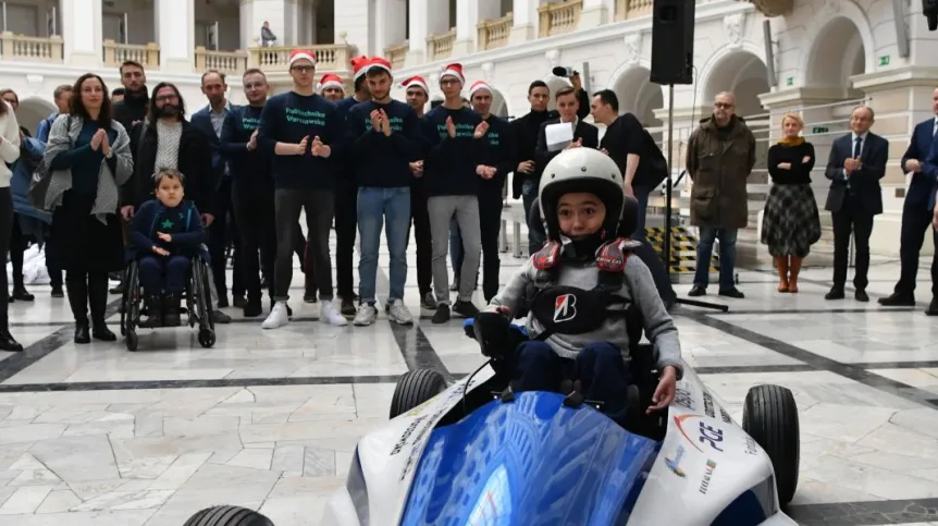 Prezentacja elektrycznego bolidu, zaprojektowanego i zbudowanego przez studentów Politechniki Warszawskiej dla niepełnosprawnego Maksa w Dużej Auli Gmachu Głównego PW. PAP/Piotr Nowak 06.12.2019