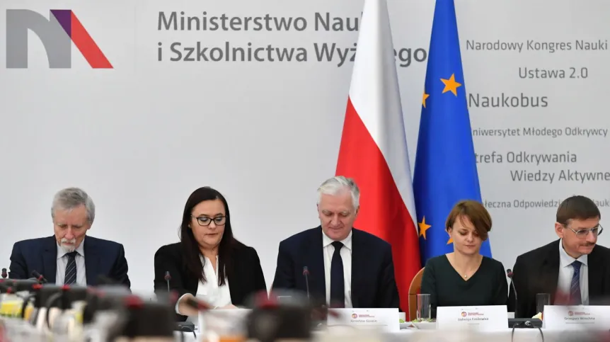 Wicepremier, minister nauki i szkolnictwa wyższego Jarosław Gowin (C) podczas śniadania Innowatorów w MNiSW w Warszawie. Fot. PAP/Piotr Nowak 08.01.2020