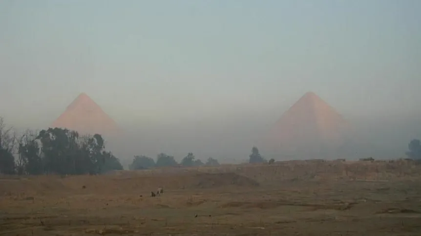 Osada budowniczych piramidy Mykerinosa znajduje się w południowo-wschodniej części płaskowyżu Giza, widok na teren wykopalisk (na pierwszym planie), fot. A. Wodzińska 