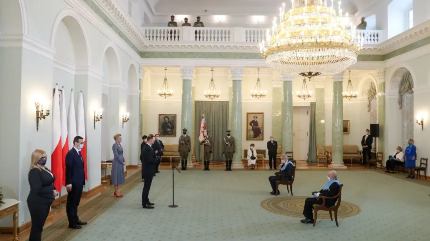 Prezydent Andrzej Duda (4L), pierwsza dama Agata Kornhauser-Duda (3L), premier Mateusz Morawiecki (2L), wicemarszałek Sejmu Małgorzata Gosiewska (L) podczas uroczystości w Pałacu Prezydenckim w Warszawie, 3 bm. Z okazji Święta Konstytucji 3 Maja prezydent Duda odznaczył Orderem Orła Białego historyka prof. Wojciecha Roszkowskiego (C-P) i onkologa prof. Andrzeja Kułakowskiego (C-2P). KPRP/Grzegorz Jakubowski 03.05.2020