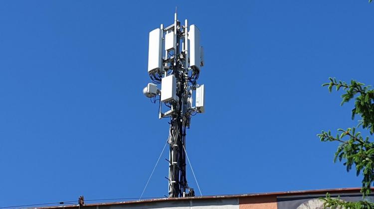 5G antennas are smaller than 4G antennas. In the photo 5G antennas are lower. Credit: Andrzej Krawczyk