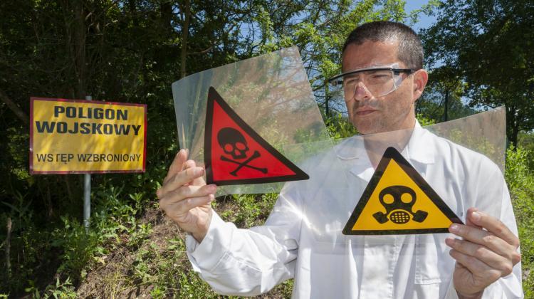Toxic chemicals stand no chance against a nanoshield created by scientists from IPC PAS. Photo made on site of the Front Modlin company. (Source: IPC PAS, Grzegorz Krzyzewski)