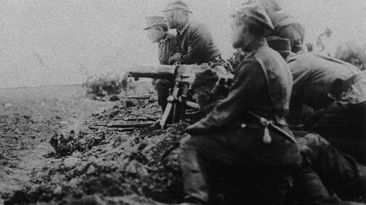 Soldiers with a Polish machine gun on the battlefield near Radzymin. Credit: PAP/Archive