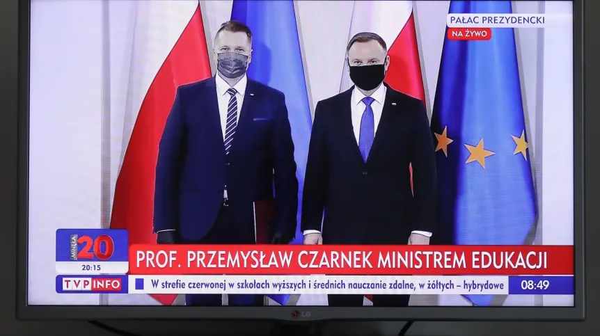 . Transmisja uroczystości z Pałacu Prezydenckiego w Warszawie, na której prezydent RP Andrzej Duda (P) powołał Przemysława Czarnka (L) na stanowisko ministra edukacji i nauki, 19 bm. Zaprzysiężenie ministra Czarnka opóźniło się ze względu na jego zakażenie koronawirusem.  PAP/Paweł Supernak 19.10.2020