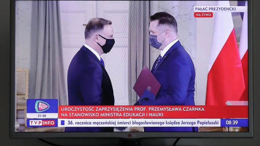 . Transmisja uroczystości z Pałacu Prezydenckiego w Warszawie, na której prezydent RP Andrzej Duda (L) powołał Przemysława Czarnka (P) na stanowisko ministra edukacji i nauki, 19 bm. Zaprzysiężenie ministra Czarnka opóźniło się ze względu na jego zakażenie koronawirusem. PAP/Paweł Supernak 19.10.2020