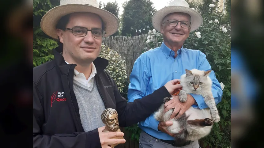 Alejandro Jenkins z popiersiem Talesa z Miletu i Robert Alicki z kotką Liv. Fot:  Maria Alicka