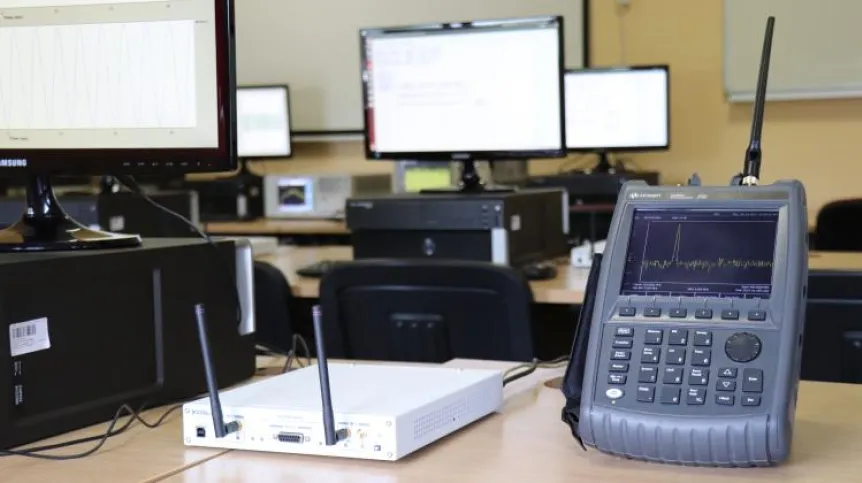 Programmable radio platform and a portable spectrum analyser. Credit: Robert Krawczak.