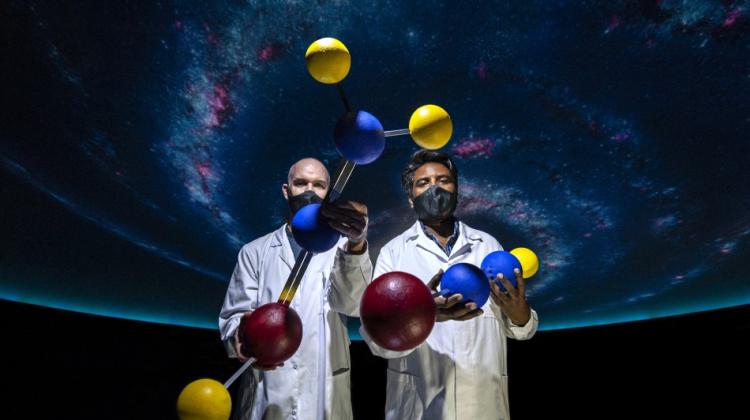 Co-authors dr. Arunlibertsen Lawzer i dr. Thomas Custer of research demonstrate the molecules of the astrochemical interest at the Planetarium of the Copernicus Science Centre. Source: IPC PAS, Grzegorz Krzyzewski