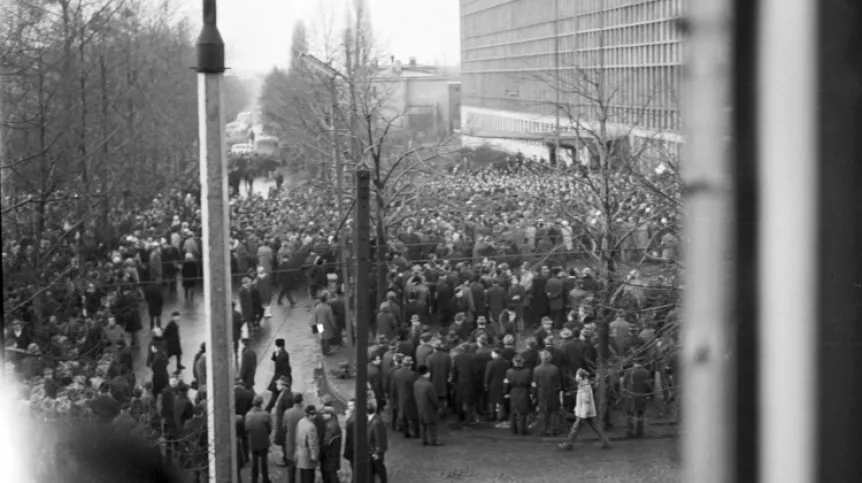 Łódź 14.03.1968. Wydarzenia marcowe. Na znak protestu przeciwko represjom wobec kolegów z Uniwersytetu Warszawskiego studenci Uniwersytetu Łódzkiego zorganizowali manifestację przed biblioteką uniwersytecką, u zbiegu ulic Narutowicza i Matejki. PAP/W. Rozmysłowicz