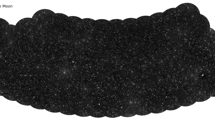 Najbardziej szczegółowa jak do tej pory mapa nieba w zakresie ultradługich fal radiowych wykonana instrumentem LOFAR. Każda z 25 000 kropek ujawnia supermasywną czarną dziurę pochłaniającą materię z galaktyki, w której się znajduje. Mapa pochodzi z LOFAR LBA Sky Survey (LoLSS) – prowadzonego obecnie przeglądu całego nieba północnego za pomocą niskoczęstotliwościowej części interferometru LOFAR. Żródło: DOI: https://doi.org/10.1051/0004-6361/202140316