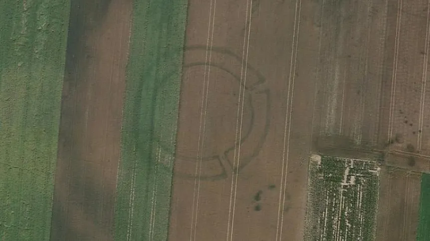 Object dated to the Neolithic period called roundel, a concentric structure with ditches appearing all over central Europe, credit: Google Earth