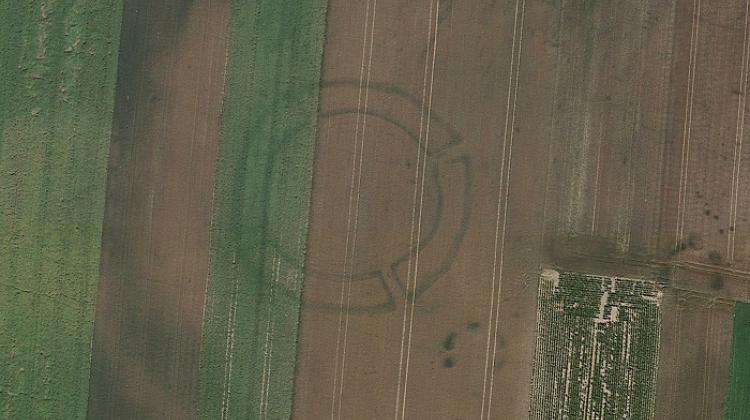 Object dated to the Neolithic period called roundel, a concentric structure with ditches appearing all over central Europe, credit: Google Earth