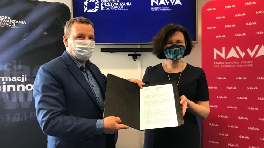 Dyrektor OPI PIB dr inż. Jarosław Protasiewicz i dyrektor NAWA dr Grażyna Żebrowska. Źródło: OPI PIB
