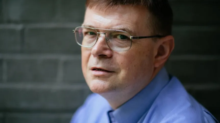 Warszawa, 30.06.2021. Pracownik naukowy Instytutu Historycznego Uniwersytetu Warszawskiego dr hab. Tadeusz Rutkowski podczas sesji zdjęciowej dla Polskiej Agencji Prasowej w Warszawie. Fot. PAP/A. Zawada