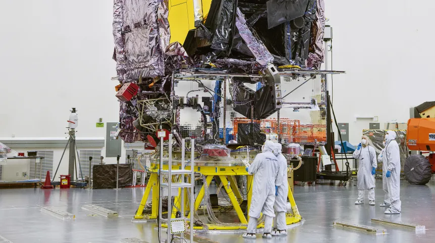 Kosmiczny Teleskop Jamesa Webba (JWST) w trakcie przygotowań do transportu na kosmodrom. Źródło: NASA/Chris Gunn.