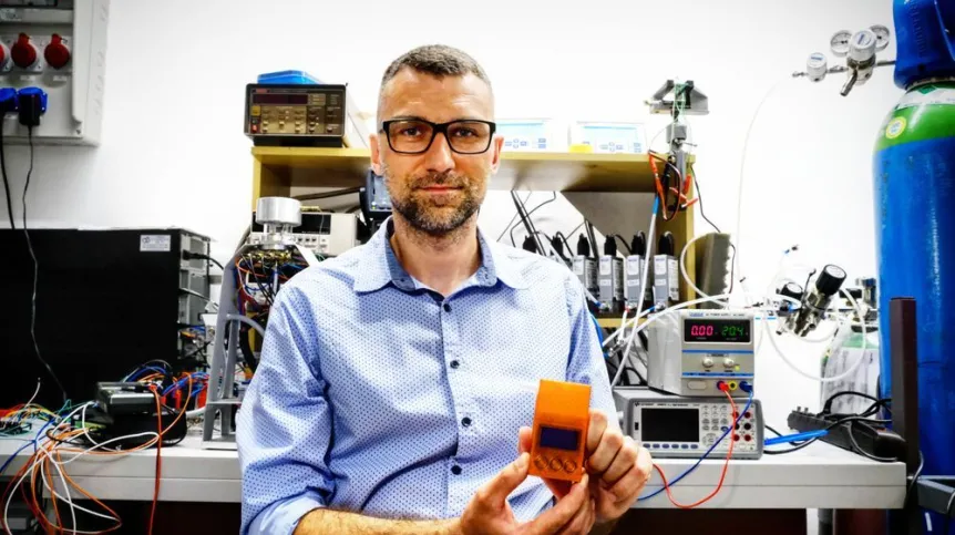 Artur Rydosz with a device that monitors the composition of a breath sample. Credit: thefirstnews.com/kalbar