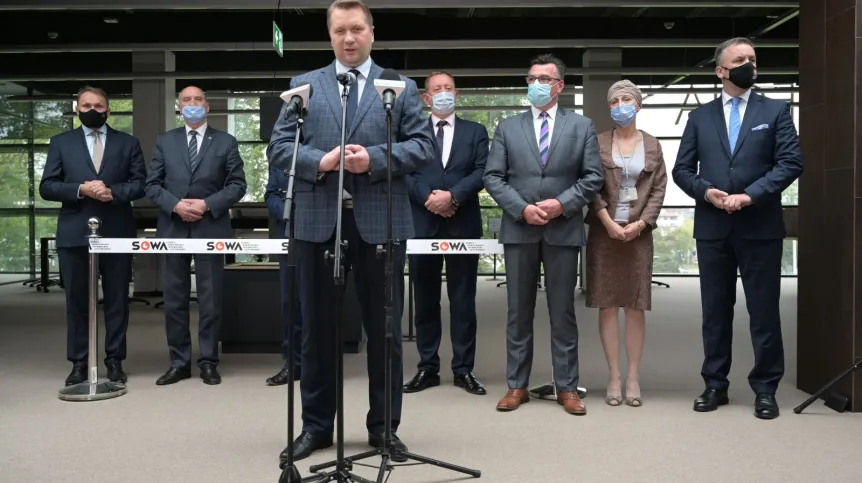  20.09.2021. Minister edukacji i nauki Przemysław Czarnek (front), poseł PiS Grzegorz Lorek (L), poseł PiS Antoni Macierewicz (2L), dyrektor CNK Robert Firmhofer (3P), poseł PiS Robert Telus (4P), dyrektor strefy Renata Wojtczak (2P) i prezydent Piotrkowa Trybunalskiego Krzysztof Chojniak (P) podczas uroczystości otwarcia pierwszej Strefy Odkrywania, Wyobraźni i Aktywności "SOWA". PAP/Grzegorz Michałowski