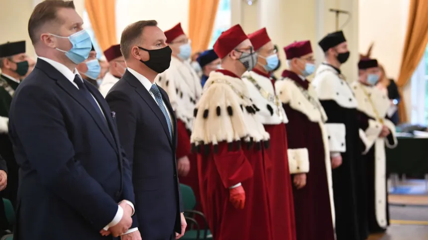 30.09.2021. Prezydent Andrzej Duda (2L) i minister edukacji i nauki Przemysław Czarnek (L) podczas uroczystej inauguracji roku akademickiego 2021/2022 w Szkole Głównej Gospodarstwa Wiejskiego w Warszawie. PAP/Radek Pietruszka