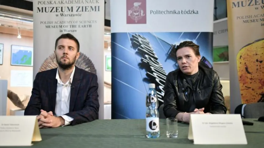 28.09.2021.Paleobiolog Daniel Tyborowski (L) z Muzeum Ziemi oraz dr hab. Magdalena Długosz-Lisiecka (P) z wydziału chemii Politechniki Łódzkiej podczas konferencji prasowej w Muzeum Ziemi Polskiej Akademii Nauk w Warszawie. Fot. PAP/ Marcin Obara