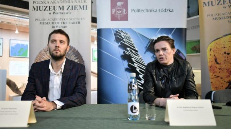 28.09.2021. Palaeobologist Daniel Tyborowski (L) from the Museum of the Earth and Dr. Magdalena Długosz-Lisiecka (R) from the Faculty of Chemistry of the Lodz University of Technology during a press conference at the Museum of the Earth of the Polish Academy of Sciences in Warsaw. Credit: PAP/Marcin Obara