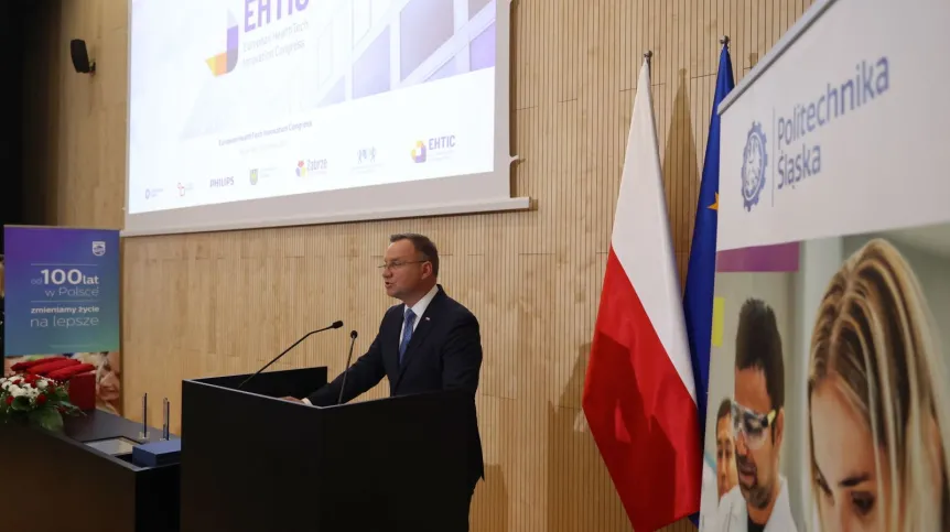 04.10.2021. Prezydent Rzeczypospolitej Polskiej Andrzej Duda przemawia podczas oficjalnego otwarcia Europejskiego Centrum Innowacyjnych Technologii dla Zdrowia Politechniki Śląskiej w ramach Europejskiego Kongresu Innowacyjnych Technologii dla Zdrowia w Zabrzu, 4 bm. (sko) PAP/Andrzej Grygiel