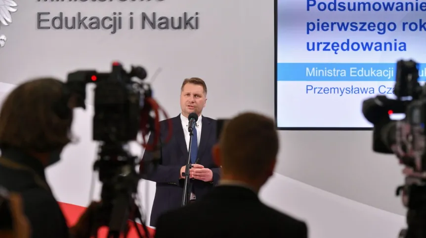 19.10.2021. Minister edukacji i nauki Przemysław Czarnek podczas konferencji prasowej w siedzibie resortu w Warszawie, 19 bm. Temat spotkania było podsumowanie najważniejszych działań rok po objęciu przez Przemysława Czarnka funkcji szefa MEiN. (jm) PAP/Piotr Nowak