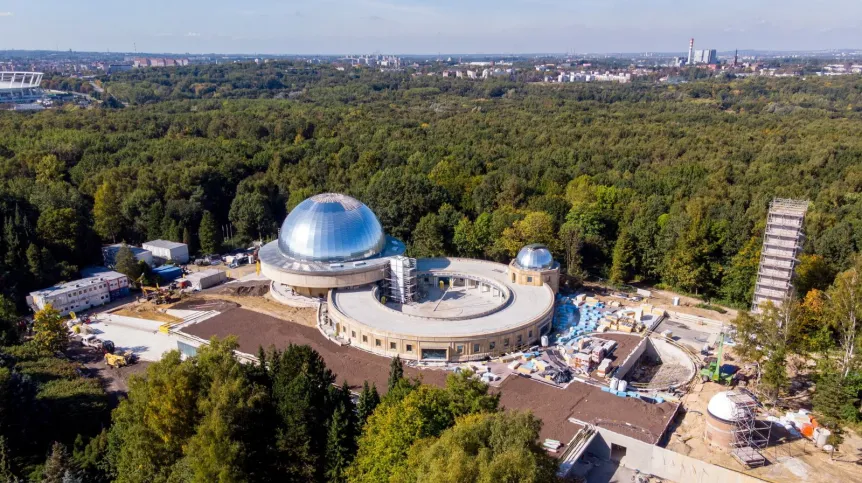 Rozbudowa Planetarium w Chorzowie, w którym, 1 bm. zainstalowano kapsułę czasu. Kapsuła, która ma zostać otwarta za 40 lat, zawiera m.in. charakterystyczne dla obecnych czasów przedmioty (w tym maseczkę), informacje o stanie współczesnej wiedzy astronomicznej. Planetarium, które ma pełnić funkcję tematycznego parku nauki, ma być gotowe w 2022 roku. PAP/Andrzej Grygiel 1.10.2021