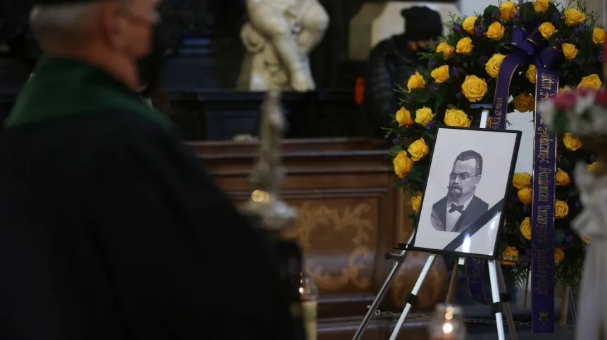16.11.2021. Uroczystość złożenia szczątków prof. Zygmunta Wróblewskiego do krypt Panteonu Narodowego, 16 bm. w krakowskim kościele pw. Świętych Apostołów Piotra i Pawła. Prof. Wróblewski w 1883 r. wraz z prof. Karolem Olszewskim dokonał pierwszego w dziejach skroplenia tlenu i azotu. (jm) PAP/Łukasz Gągulski