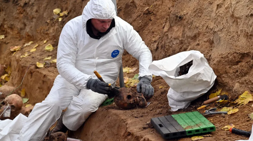 15.10.2021. Badania archeologiczno-genetyczne na terenie byłego niemieckiego obozu jenieckiego Stalag II D w Stargardzie. PAP/Marcin Bielecki