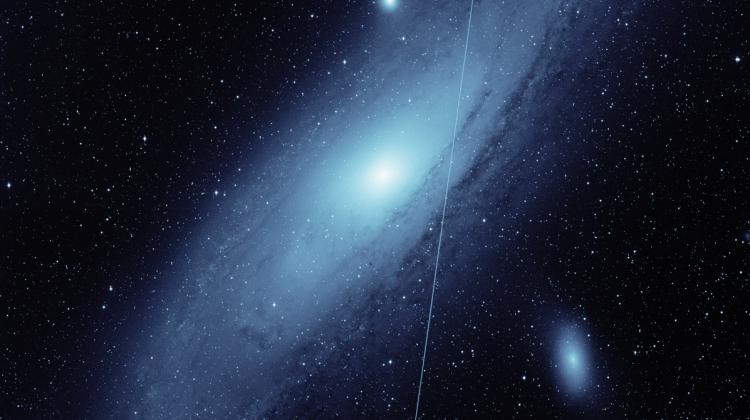 Satelita Starlink poruszający się na tle Galaktyki w Andromedzie (M31). Jest to fragment zdjęcia wykonanego przez teleskop projektu Zwicky Transient Facility (ZTF) w dniu 19 maja 2021. Pole widzenia teleskopu jest 16 razy większe niż rozmiar przedstawionego obrazu. Źródło: Robert Hurt (IPAC/Caltech).