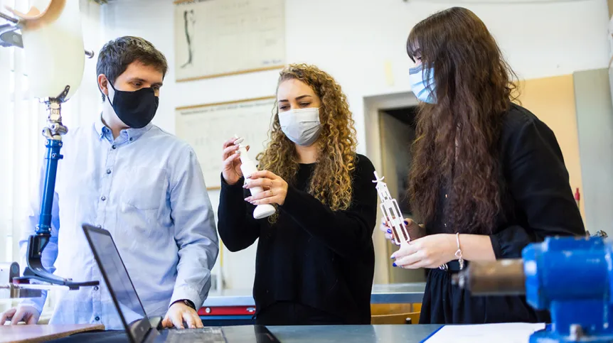 Dr inż. Piotr Prochor, Monika Grykin, Kamila Borowska. Fot.Paweł Jankowski, Źródło: Politechnika Białostocka