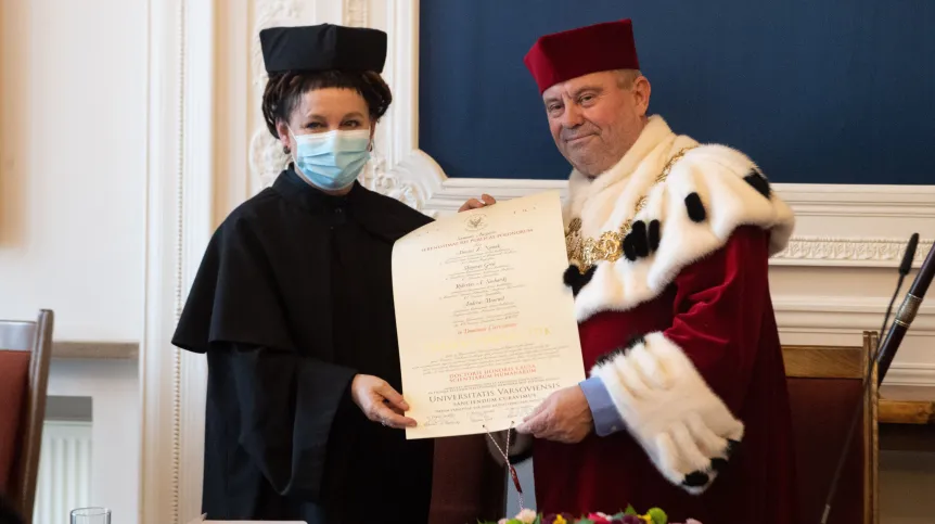 23.02.2022. Rektor Uniwersytetu Warszawskiego prof. Alojzy Z. Nowak (P) oraz laureatka Nagrody Nobla w dziedzinie literatury Olga Tokarczuk (L) podczas wręczenia jej tytułu doktora honoris causa Uniwersytetu Warszawskiego, 23 bm. w siedzibie UW w Warszawie. PAP/Andrzej Lange