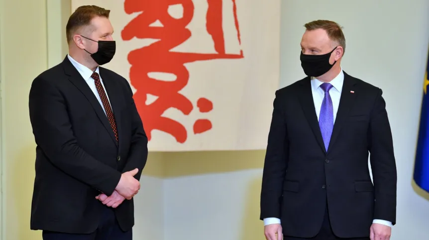 02.03.2022. Prezydent RP Andrzej Duda (P) oraz minister edukacji i nauki Przemysław Czarnek (L) podczas konferencji w Pałacu Prezydenckim w Warszawie, 2 bm. Prezydent skieruje do Sejmu RP projekt ustawy o Akademii Kopernikańskiej. PAP/Radek Pietruszka