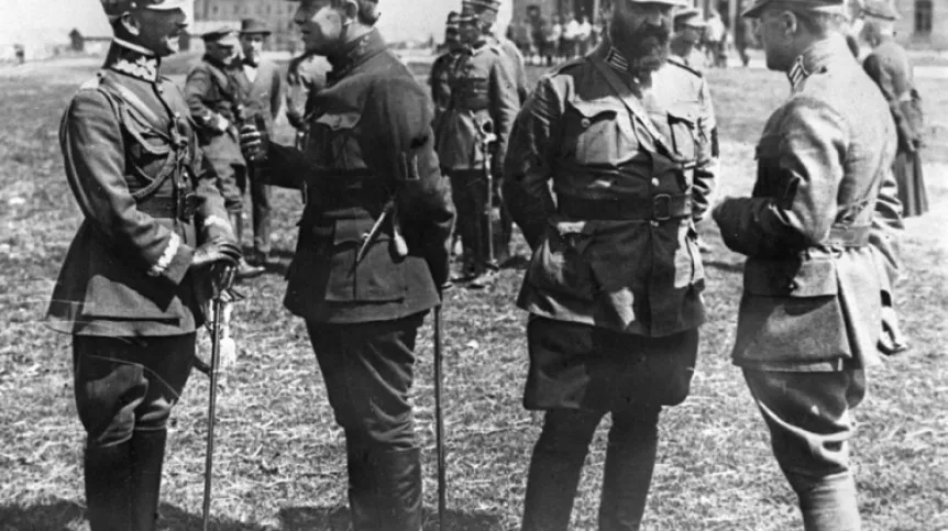 Kiev expedition: Commander of the Ukrainian People's Republic army, Symon Vasylyovych Petliura (2L) and Polish General Antoni Listowski (L) among Polish soldiers, 04.1920. Photo PAP/CAF/Archive