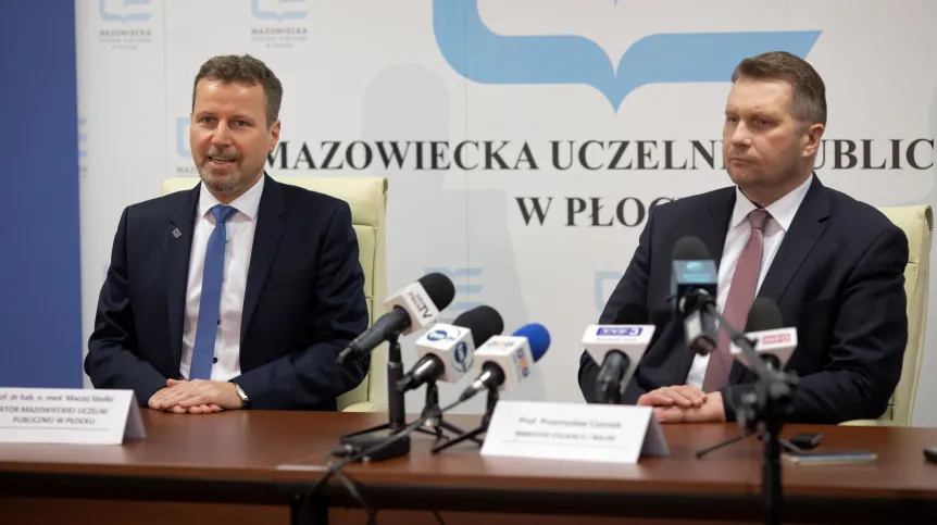 15.03.2022. Minister edukacji i nauki Przemysław Czarnek (P) i rektor Mazowieckiej Uczelni Publicznej Maciej Słodki (L) podczas briefingu prasowego na terenie Mazowieckiej Uczelni Publicznej w Płocku.  PAP/Szymon Łabiński