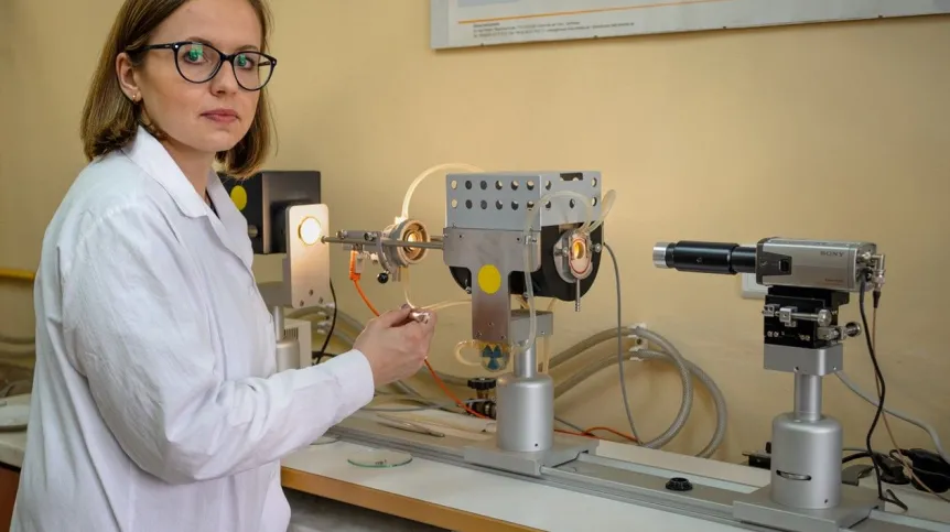 A researcher from AGH UST uses spent coffee grounds to create ceramic thermal insulation materials. Credit: AGH UST in Krakow archive