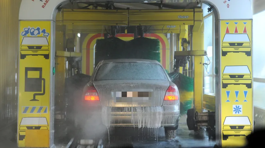 17.02.2013. Carwash. PAP/Marcin Bielecki