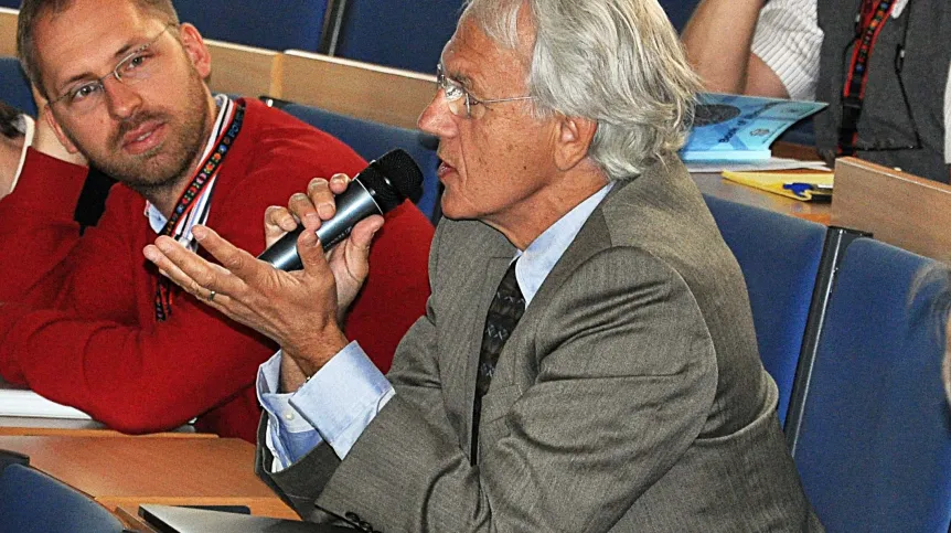 Prof. Gérard Mourou podczas dyskusji na konferencji ECLIM 2012, zorganizowanej przez Wojskową Akademię Techniczną. Fot. WAT