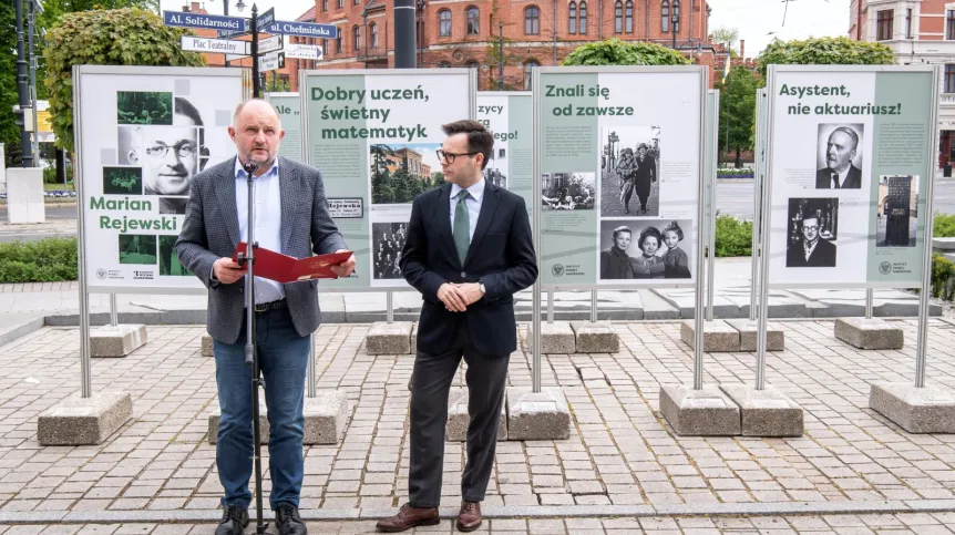 11.05.2022. Dr Robert Gawłowski (2L) i marszałek województwa kujawsko-pomorskiego Piotr Całbecki (L) na otwarciu wystawy poświęconej Marianowi Rejewskiemu na placu przed Urzędem Marszałkowskim w Toruniu, 11 bm. Ekspozycję przygotowało Oddziałowe Biuro Edukacji Narodowej Delegatury IPN w Bydgoszczy. Po otwarciu wystawy odbyło się spotkanie autorskie z dr Gawłowskim, autorem biografii Mariana Rejewskiego „Jestem tym, który rozszyfrował Enigmę. Nieznana historia Mariana Rejewskiego”. PAP/Tytus Żmijewski
