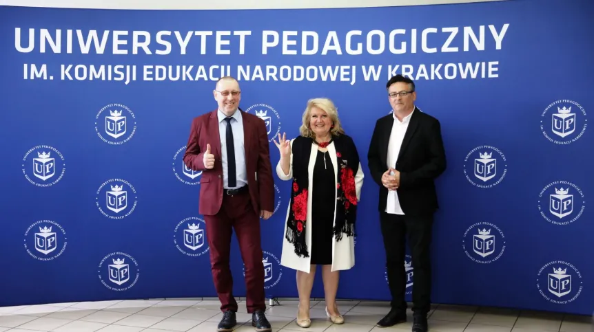 , 16.05.2022. Rektor UP w Krakowie prof. Piotr Borek (L), prezes Polskiego Towarzystwa Neuropsychologicznego prof. zw. dr hab. Maria Pąchalska (C) i dyrektor Instytutu Psychologii UP dr Rafał Abramciów (P) podczas otwarcia nowatorskiego "Laboratorium Badań Neuropsychologicznych i Psychofizjologicznych", 16 bm. na Uniwersytecie Pedagogicznym im. Komisji Edukacji Narodowej w Krakowie. PAP/Art Service 2