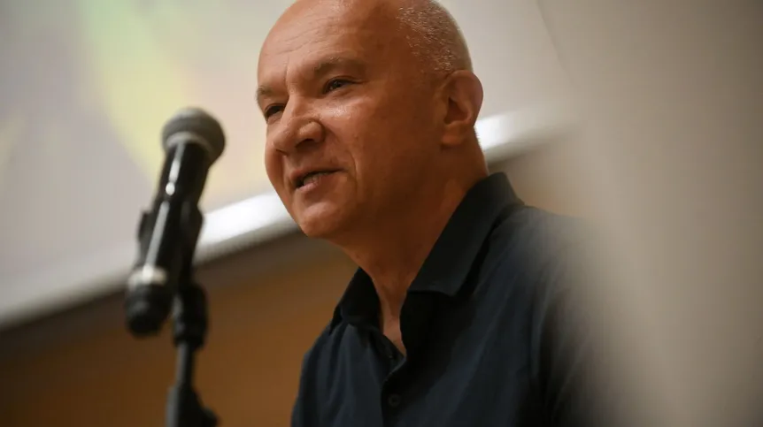 23.05.2022. Fizyk prof. Artur Ekert podczas konferencji inaugurującej Klaster Technologii Kwantowej, 23 bm. w Centrum Nowych Technologii Uniwersytetu Warszawskiego. PAP/Marcin Obara