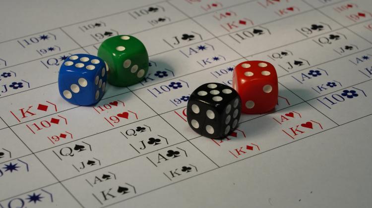 A new entangled state presented by scientists in the solution to Euler's 36 officers puzzle would assume a set of four dice entangled in such a way that observing the result of any two dice allows to predict the result of the throw with the remaining two dice. Photo: Authors' materials