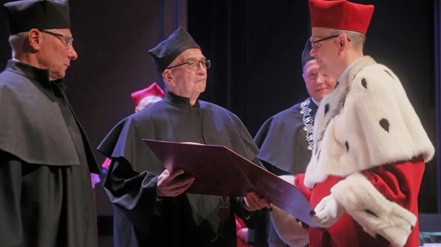 Białystok, 02.06.2022. Rektor Uniwersytetu w Białymstoku prof. dr hab. Robert W. Ciborowski (P) i prof. dr hab. Leonard Etel (L) podczas uroczystości nadania tytułu doktora honoris causa Uniwersytetu w Białymstoku prof. dr. hab. Adamowi Jamrozowi (C) w siedzibie wydziału Nauk o Edukacji UwB. PAP/Artur Reszko