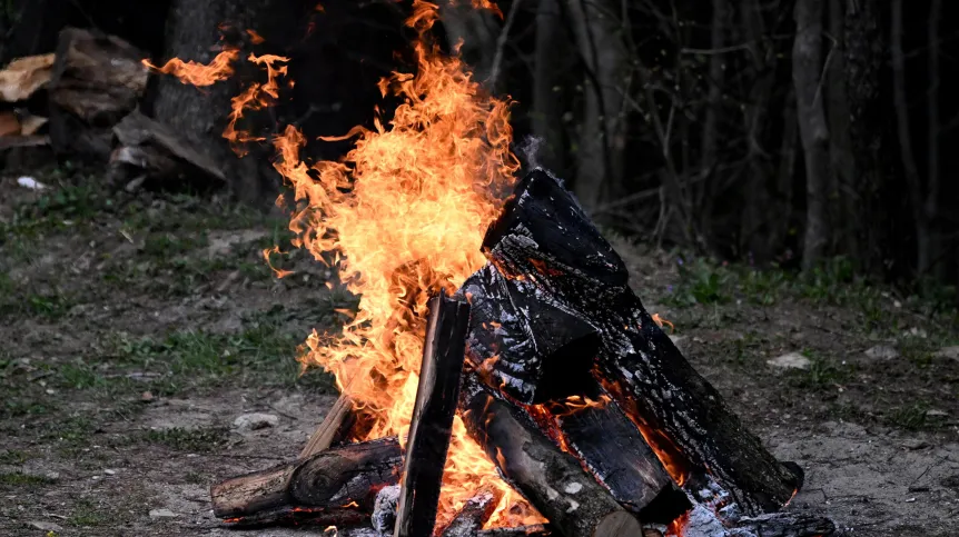 Kalwaria Pacławska, 15.04.2022. Ognisko. Fot. Darek Delmanowicz/PAP