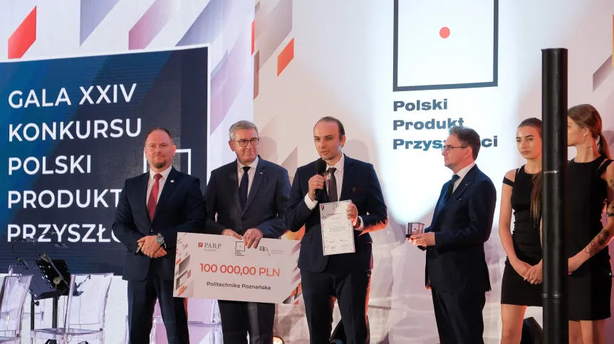 Warszawa, 05.07.2022. Sekretarz stanu w Ministerstwie Edukacji i Nauki Wojciech Murdzek (2L), prezes Polskiej Agencji Rozwoju Przedsiębiorczości Dariusz Budrowski (L), dyrektor Narodowego Centrum Badań i Rozwoju Remigiusz Kopoczek (3P) oraz dr hab. Filip Górski z Politechniki Poznańskiej (3L) podczas gali finałowej XXIV edycji Konkursu Polski Produkt Przyszłości, organizowanej przez PARP i NCBR. Fot. PAP/Mateusz Marek