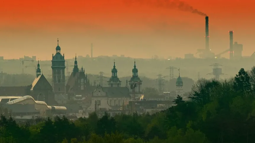 Kraków, 11.05.2021. Smog nad miastem podczas wschodu słońca, 11 bm. w Krakowie. (łg/doro) PAP/Łukasz Gągulski