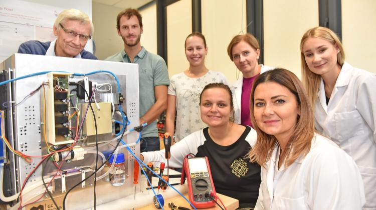 Scientists with their bioprinter. Credit: Lodz University of Technology