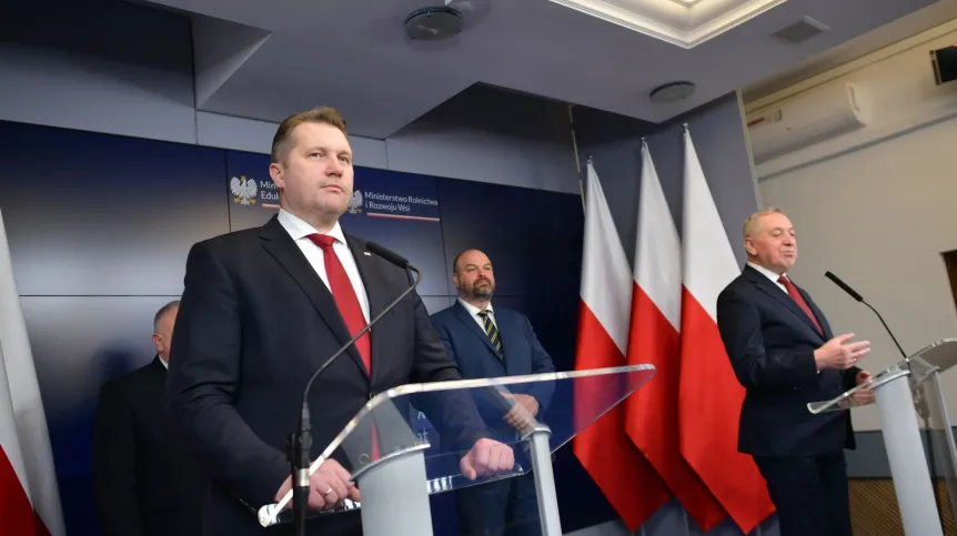 14.12.2022. Wicepremier, minister rolnictwa i rozwoju wsi Henryk Kowalczyk (P), minister edukacji i nauki Przemysław Czarnek (L) oraz rektor Szkoły Głównej Gospodarstwa Wiejskiego w Warszawie prof. dr hab. Michał Zasada (2L) podczas briefingu prasowego nt. „Kliniki weterynaryjne – rozwiązania zmierzające do poprawy jakości oraz obniżenia kosztów usług leczenia zwierząt” w siedzibie MRiRW w Warszawie. PAP/Marcin Obara