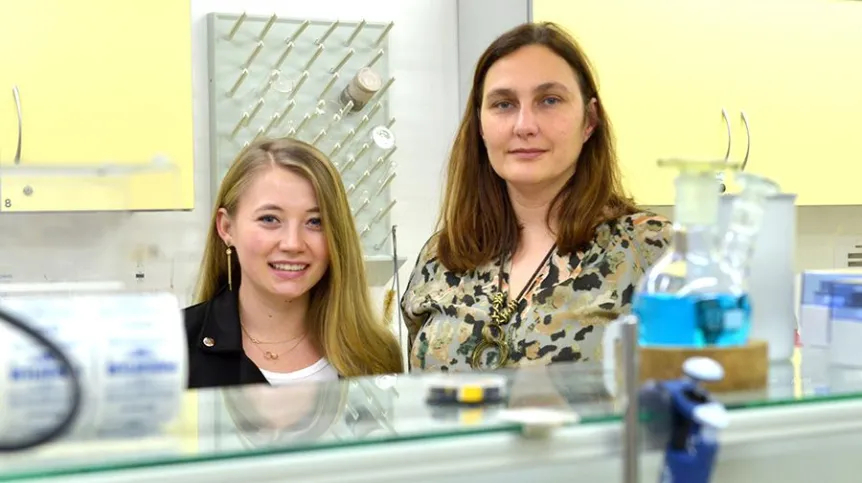 Doctoral candidate Izabela Malinowska and Dr. Anna Zielińska-Jurek. Credit: Krzysztof Krzempek / Gdańsk University of Technology